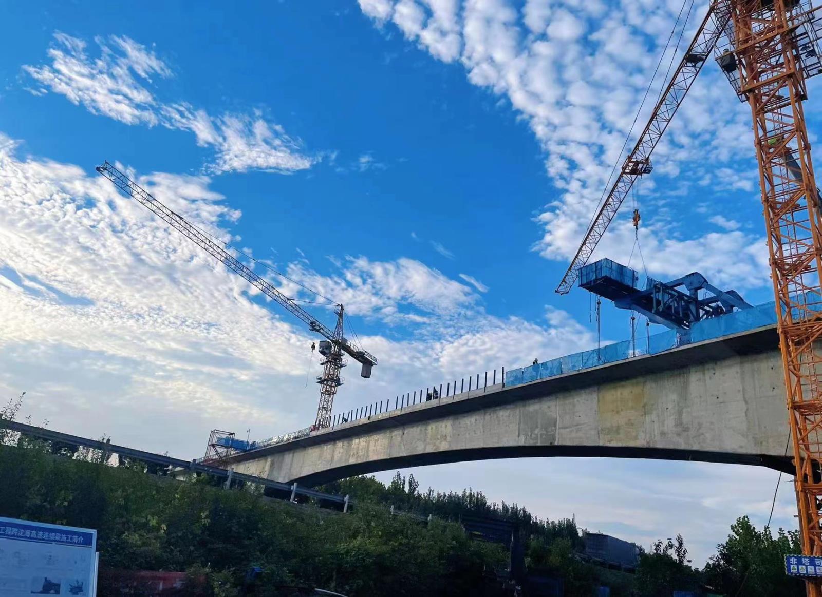 施工現(xiàn)場正在拆除跨沈海高速連續(xù)梁掛籃.jpg